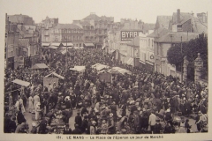 Le Mans - La Place de l'Eperon un jour de Marché