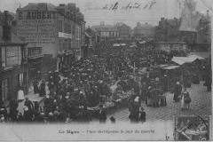 Le Mans - Place de l'Eperon le jour du marché