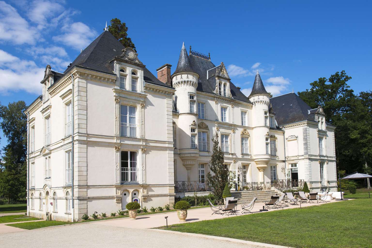 Yvré l'Evêque - Le château s'est transformé au cours des siècles - Il abrite désormais un hôtel de luxe (Source Internet, www.lemans-countryclub.com)