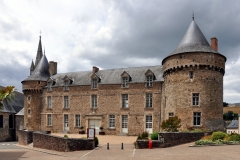 Sillé le Guillaume - Le château fort originel a été bâti au cours du XIème siècle - Il est composé de quatre tours dont un donjon de taille imposante ainsi que d'un logis (Source Internet, www.all-free-photos.com)