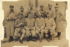 Militaires - Soldats - PIERCON Léon au 1er rang à gauche  - Avant de partir au front - 1914 (Françoise Lebreton)