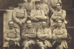 Militaires - Soldats - PIERCON Léon au 1er rang le 2nd à gauche - Occupation de la Rhur par un groupe d'officiers du 117ème RI - 1923 (Françoise Lebreton)