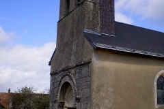 Neuvy en Champagne - Saint Julien - Église Saint Julien le Pauvre que l'on date du XIIème siècle à cause du portail - Mais les murs de la nef ont peut-être autre chose à dire (Philippe Gondard)