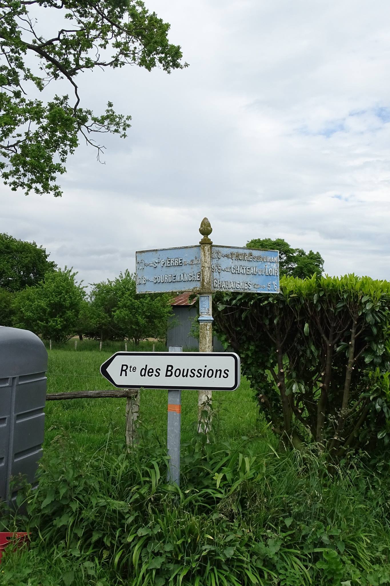 Thoiré sur Dinan, au croisement entre Le Paty et Vaux Thierry - Plaque de cocher - Saint Pierre du Lorouer - Courdemanche - Thoiré sur Dinan - Château du Loir - Chahaignes (Marie-Yvonne Mersanne)