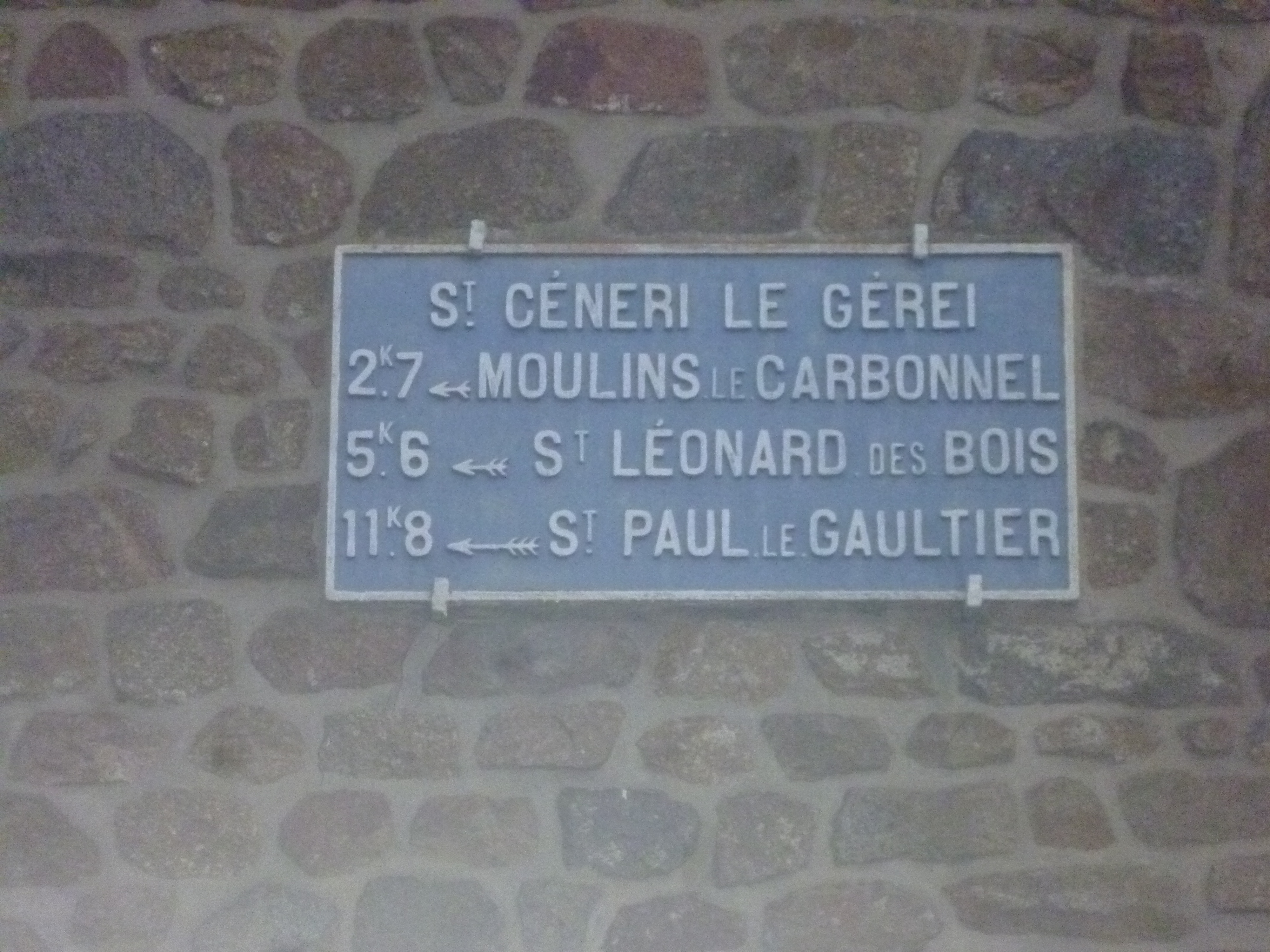 Zone 61 - Saint Céneri le Gérei, dans le bourg - Plaque de cocher - Moulins le Carbonnel - Saint Léonard des Bois - Saint Paul le Gaultier (Gwéna Tireau)