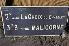 Arthezé, rue des Lilas - Plaque de cocher - La Croix du Châtelet - Malicorne (Marie-Yvonne Mersanne)
