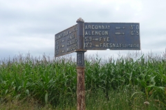 Bérus, au croisement entre L'Arcis et Le Tertre - Plaque de cocher - Champfleur - Bérus - Hesloup - Mieuxcé et Arçonnais - Alençon - Fyé - Fresnay sur Sarthe (Gwéna Tireau)