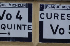 Domfront en Champagne, au croisement entre la rue de La Quinte et la rue de Cures - Plaque Michelin - La Quinte - Cures (Philippe Gondard)