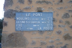 Moulins le Carbonnel, lieu dit Le Pont sur la D56 - Plaque de cocher - Moulins le Carbonnel - Gesnes le Gandelin - Fyé - La Poôté (Gwéna Tireau)