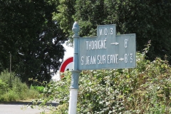 Saint Denis d'Orques, au sud ouest du bourg sur la D107 - Plaque de cocher - Thorigné - Saint Jean sur Erve (Source Internet, Yodaspirine)