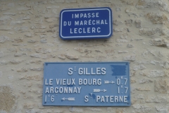 Saint Paterne - Saint Gilles, impasse du Maréchal Leclerc (Saint Paterne) - Plaque de cocher - Le Vieux Bourg - Arçonnay - Saint Paterne (Gwéna Tireau)