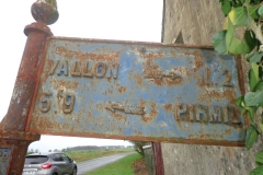 Vallon sur Gée, lieu dit L'Ormeau - Plaque de cocher - Vallon - Pirmil 02 (Marie-Yvonne Mersanne)