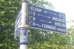Zone 61 - Héloup, au croisement entre la route de Mieuxcé et la route du Châble - Plaque de cocher - Hêloup - Mieuxcé - Roglin - La Ferrière Bochard (Gwéna Tireau)