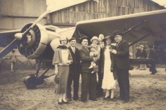 Le Mans - Inauguration de l'aérodrome des Raineries vers 1933 avec la présence mes grands oncles, André PAJEAN à droite et Jean PIERCON au centre, tenant sa fille Monique dans ses bras (Françoise Lebreton)