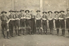 Le Mans - Groupes - Colonies et scouts - RICHARD Francisque, Jean, Joseph chez les scouts, à gauche du curé - Vers 1920 - Vue 01 (Philippe Richard)