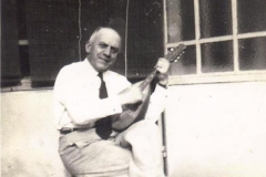 Le Mans - Portraits - PIERCON Léon - Mon grand père, jouant de la mandoline - Vers 1940 (Françoise Lebreton)