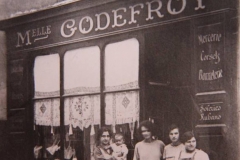 La Flèche - Commerce - Mercerie Melle GODEFROY - Corsets, bonneterie, soieries, rubans (Loïc Prémartin)