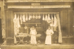 Zone 14 - Caen - Commerce - Boucherie C. HEUDIER en 1912 avec la présence de mon grand-père, Auguste LEBRETON, apprenti puis ouvrier, à droite (Françoise Lebreton)