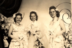 Couples et familles - BOULAY Denise à gauche - BOULAY Rolande au centre - BOULAY Juliette, Eugénie, Renée à droite - Mes tantes et ma mère - 1959 (Sylvie Leveau)