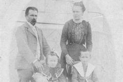 Le Grand Lucé - Couples et familles - VÉRITÉ René et BLANCHET Octavie, les parents - VÉRITÉ Suzanne à gauche - VÉRITÉ Armand à droite - 1898 (Christophe Menu dit Tahiti)