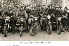 Le Mans - Groupes - Loisirs et sports - LEBRETON Michel le 1er à gauche - Rassemblement de motards - 1954 (Françoise Lebreton)