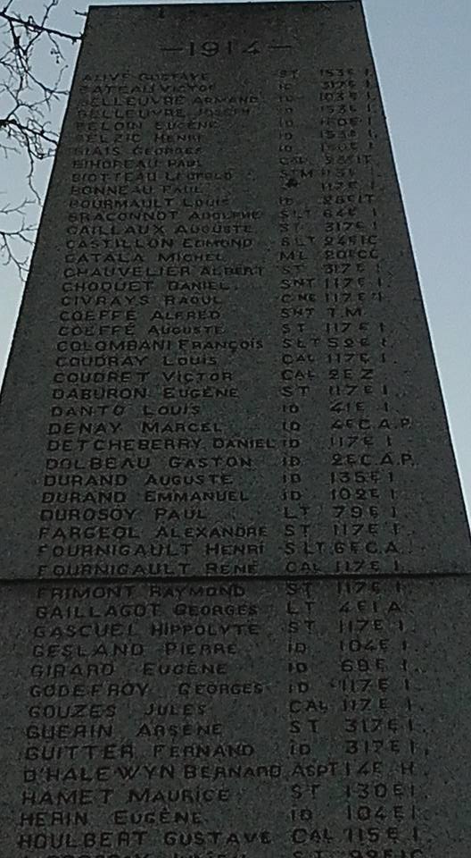 La Flèche - Monument commémoratif - Aux enfants de La Flèche morts pour la France 1914-1918 et 1939-1945 - Face Nord - Vue 02 (Michel Mimitontonparrain)