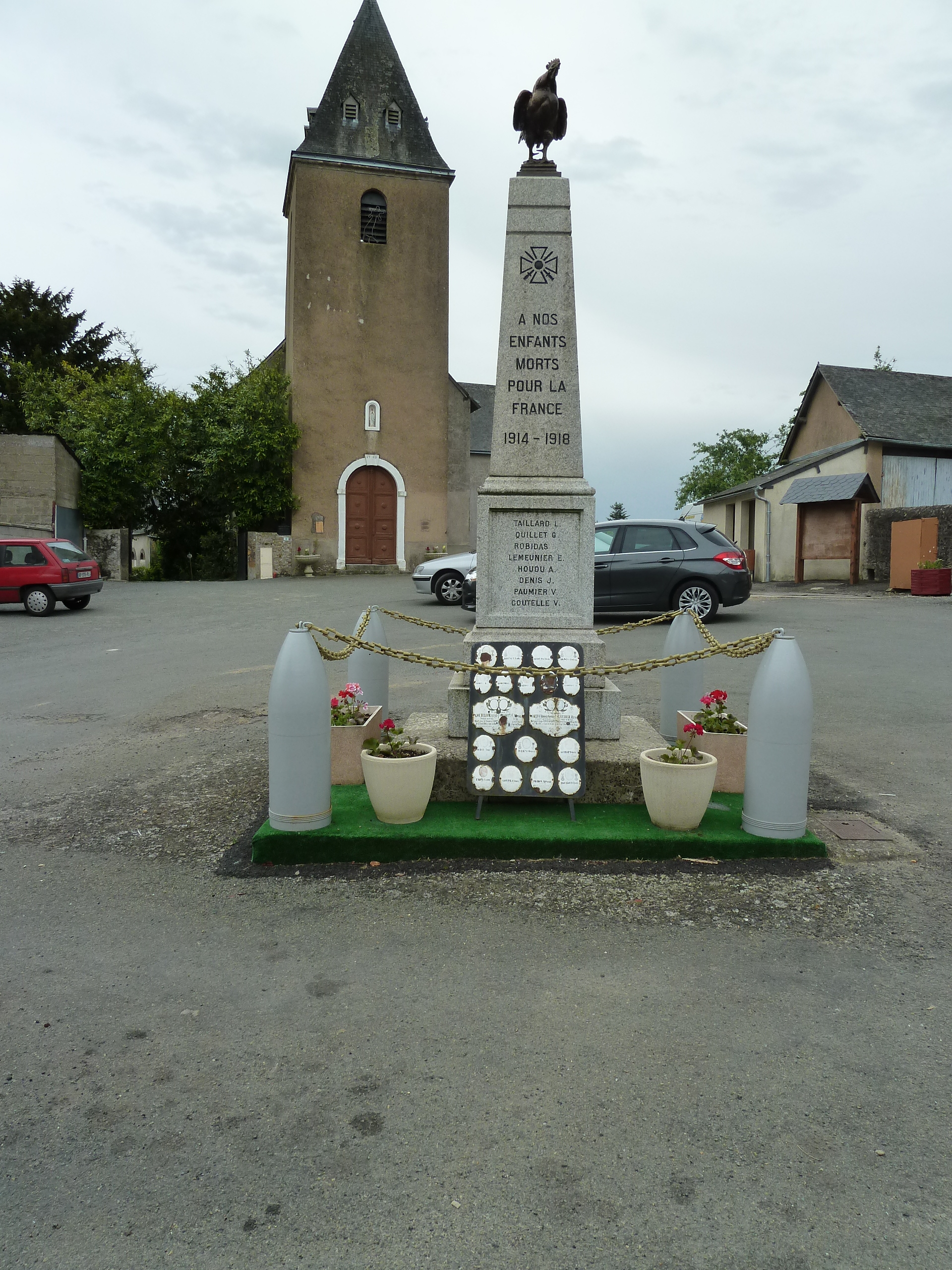Neuvillette en Charnie - Monument commémoratif - A nos enfants morts pour la France 1914-1918 et 1939-1945 - Vue 01 (Sylvie Leveau)