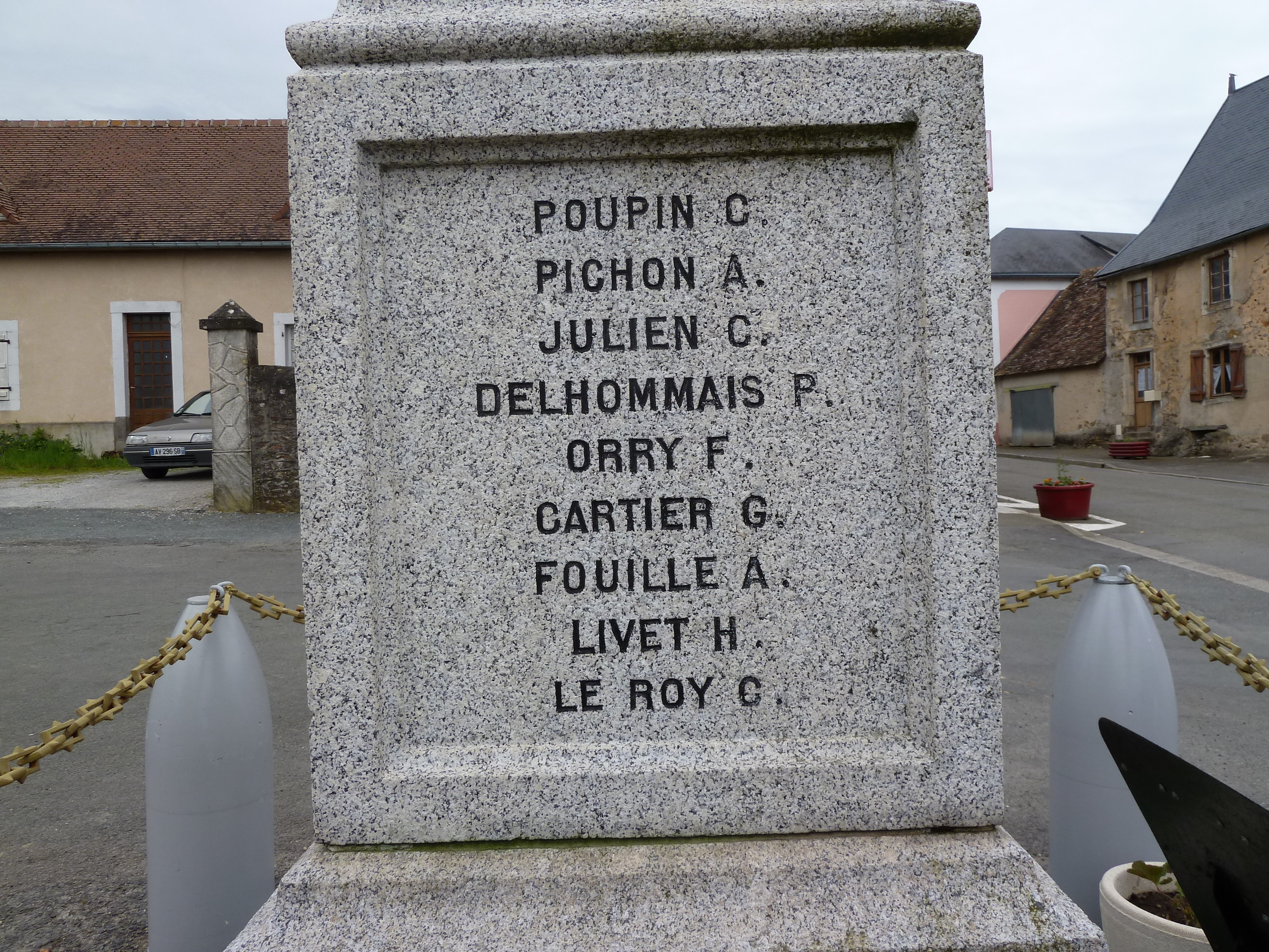 Neuvillette en Charnie - Monument commémoratif - A nos enfants morts pour la France 1914-1918 et 1939-1945 - Vue 06 (Sylvie Leveau)