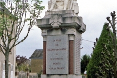 Fresnay sur Sarthe - Monument commémoratif - A ses enfants morts pour la France 1914-1918 (Archives départementales de la Sarthe, 2 O 140-9)