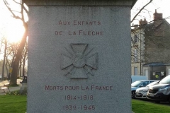 La Flèche - Monument commémoratif - Aux enfants de La Flèche morts pour la France 1914-1918 et 1939-1945 - Face Nord - Vue 01 (Michel Mimitontonparrain)