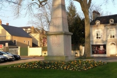 La Flèche - Monument commémoratif - Aux enfants de La Flèche morts pour la France 1914-1918 et 1939-1945 - Face Sud - Vue 01 (Michel Mimitontonparrain)