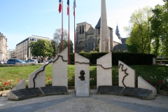 Le Mans en 2010 - Monument commémoratif - Place Aristide Briand - Hommage aux combattants sarthois morts - Guerre d'Algérie, Combats Maroc et Tunisie - Vue 01 (Sylvie Leveau)
