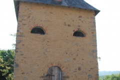 Brûlon - Tour du Pissot - Avec une cheminée, il ne s'agit pas d'un grenier à céréales - La tour du Pissot reste plutôt énigmatique - On pense qu'il s'agit sans doute d'une maison de vigne (Sylvie Leveau)