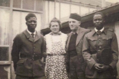 Champagné - Militaires - Guerre 1939-1945 - PIERCON Madeleine et Léon - Mon grand père - Avec deux sénégalais prisonniers au camp d'Auvours (Françoise Lebreton)