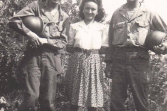 Militaires - Guerre 1939-1945 - Américains posant avec une inconnue (Françoise Lebreton)