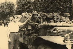 Militaires - Guerre 1939-1945 - LEBRETON Michel - Mon père - Avec le t-shirt blanc lors de la libération - Août 1944 (Françoise Lebreton)